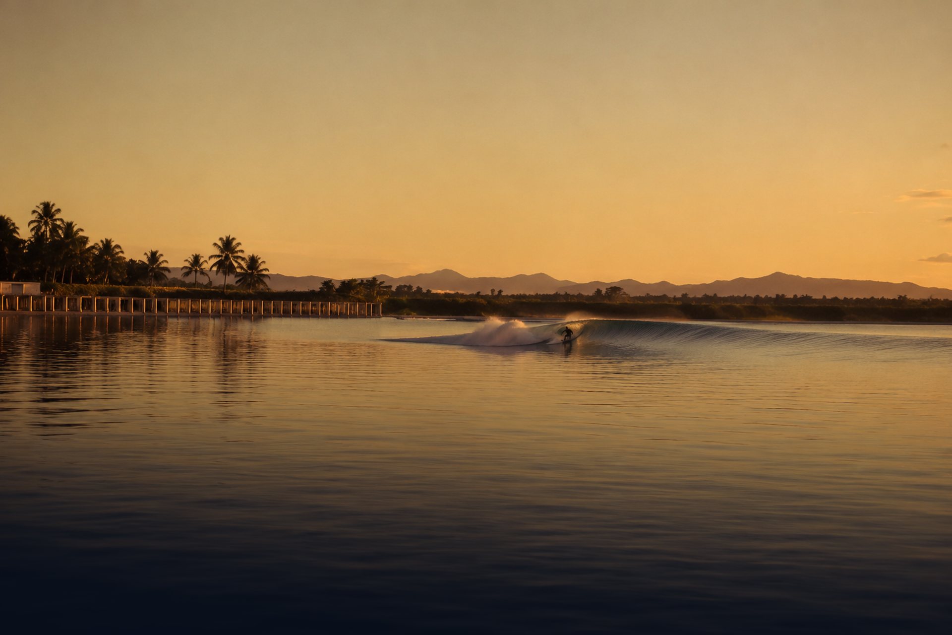 Laguna de surf al atardecer