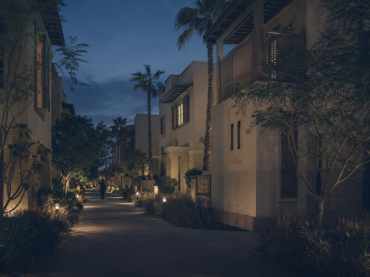 Una calle residencial de noche